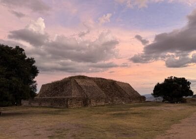 monte alban piramid